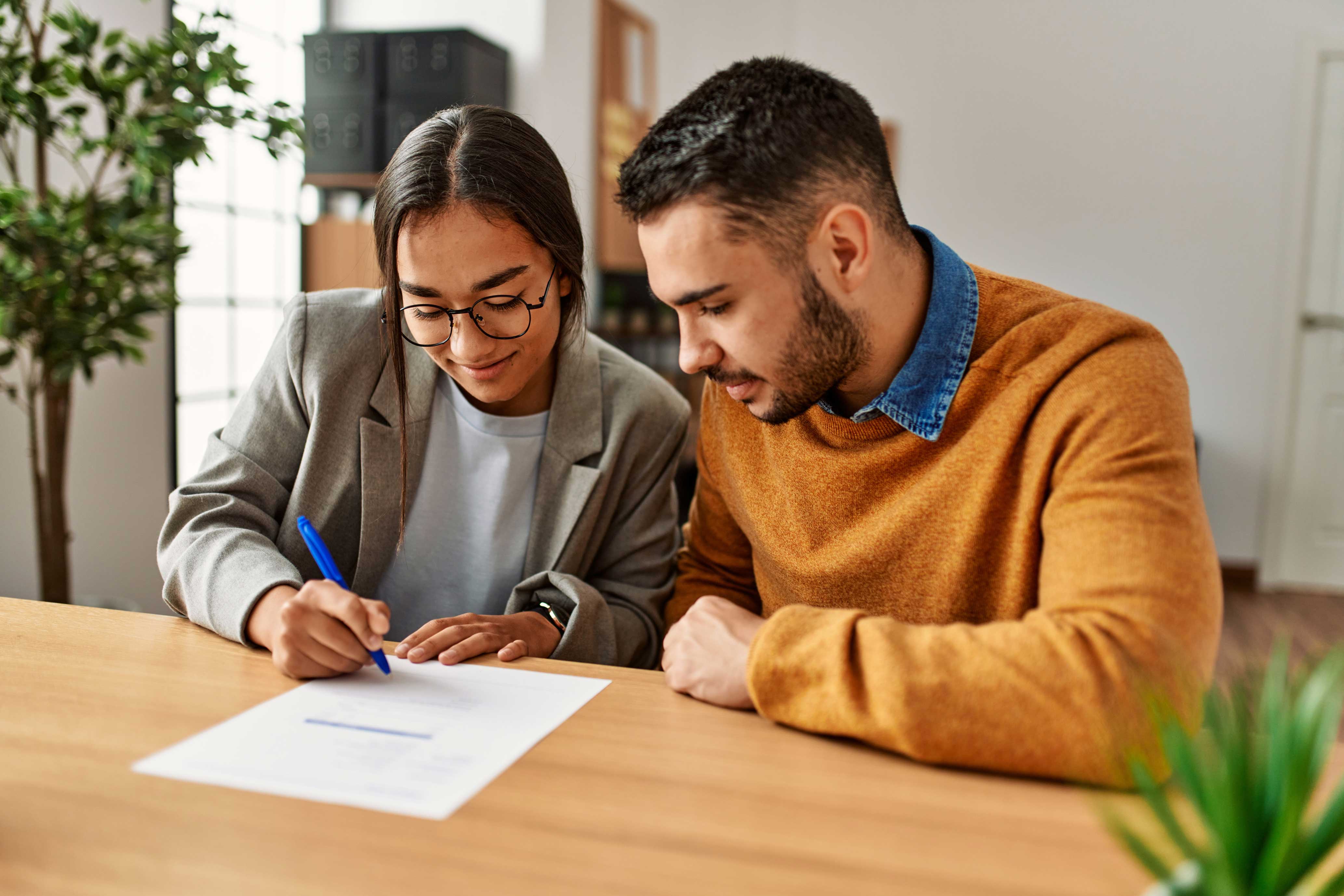 ¿Cómo hacer endoso de factura para cambio de propietario de un vehículo?