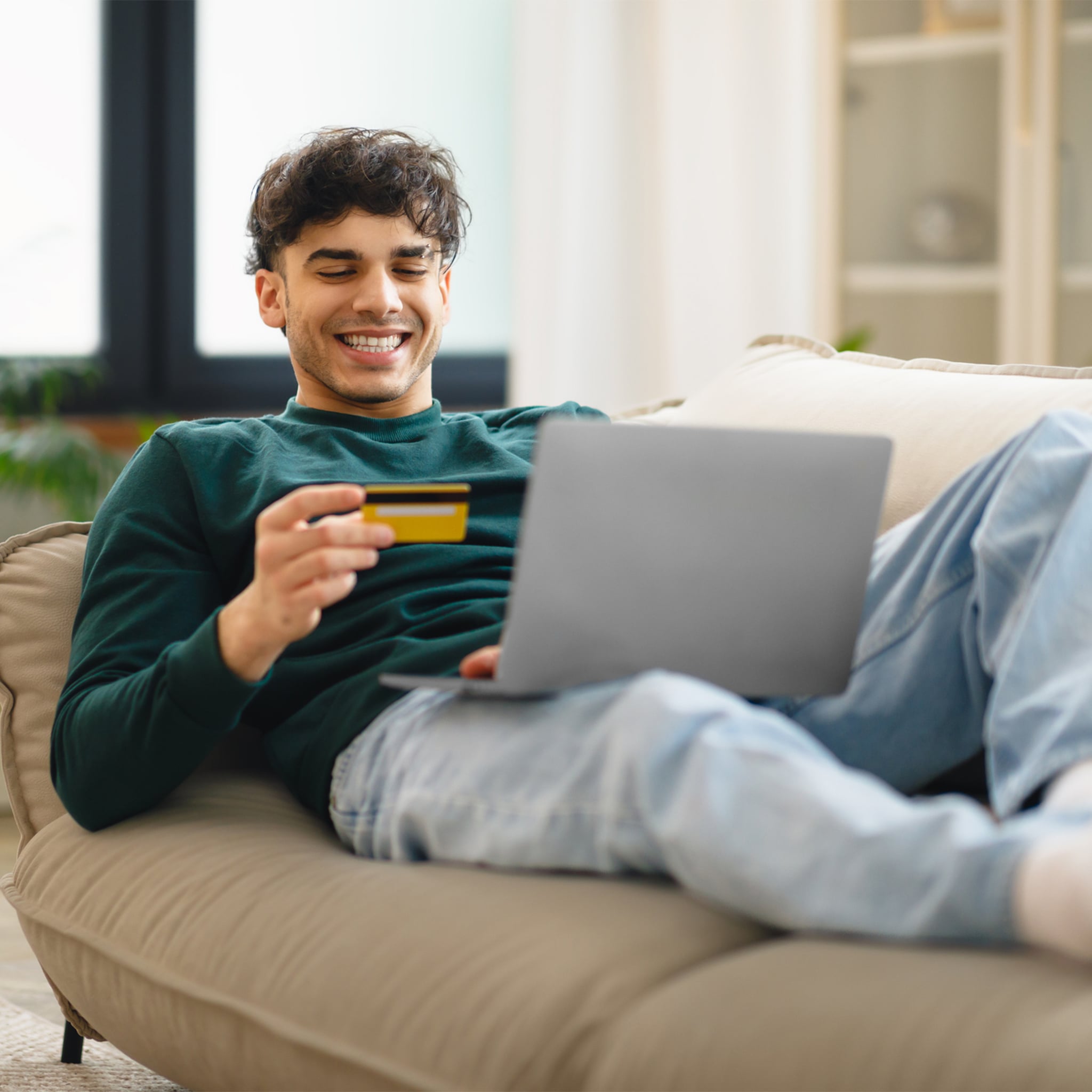 ¿Eres joven y quieres aprender a manejar tu dinero? Una tarjeta de débito puede ayudarte a comenzar