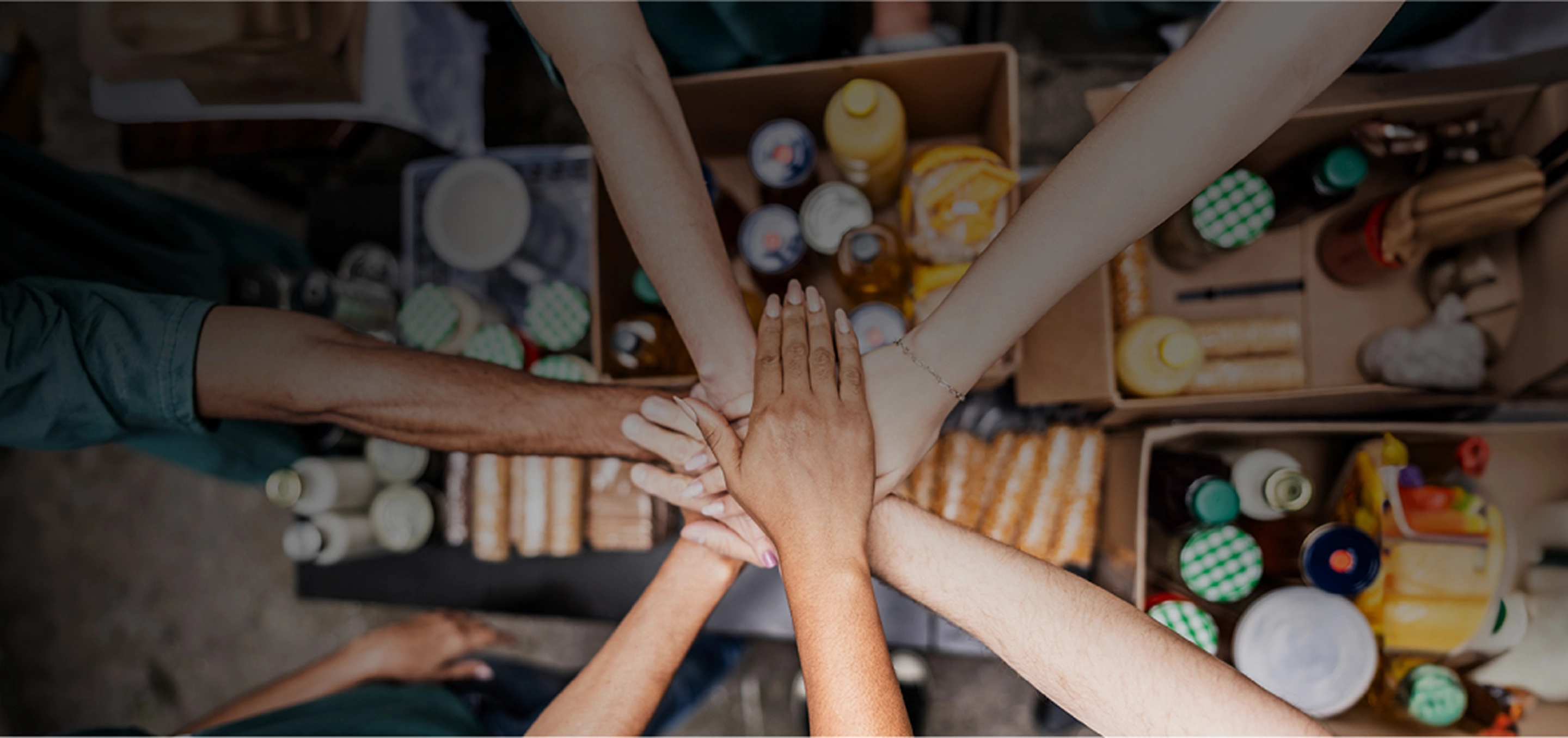 Personas participando en proyectos sociales impulsados por Fundación Santander México