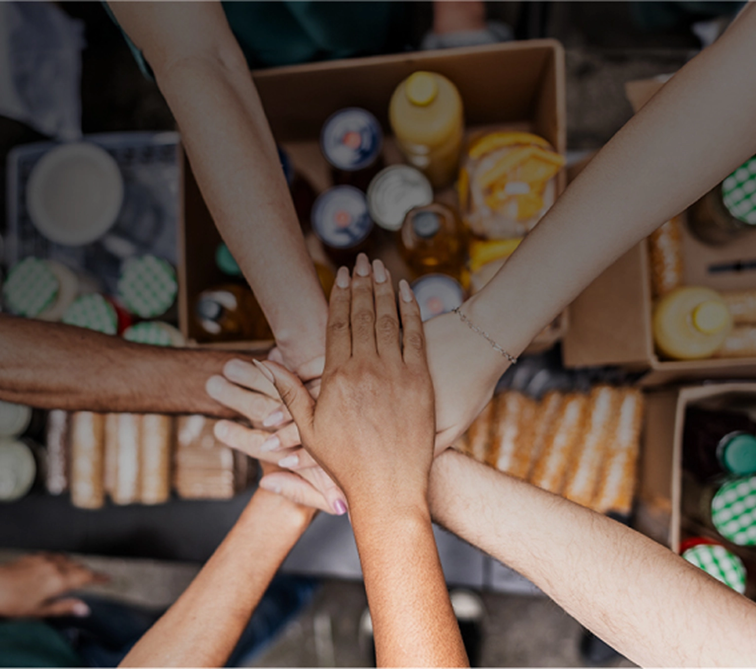 Personas participando en proyectos sociales impulsados por Fundación Santander México